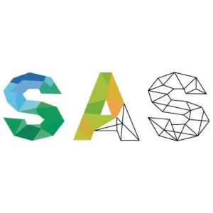Logo „SAS“ z barevných geometrických tvarů na bílém pozadí